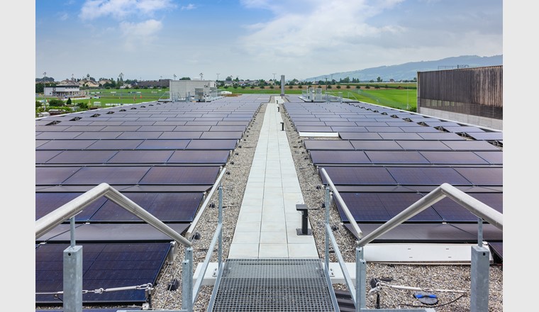 Die Leistung der 1400 m2 grossen Photovoltaikanlage beträgt 188 kWp.